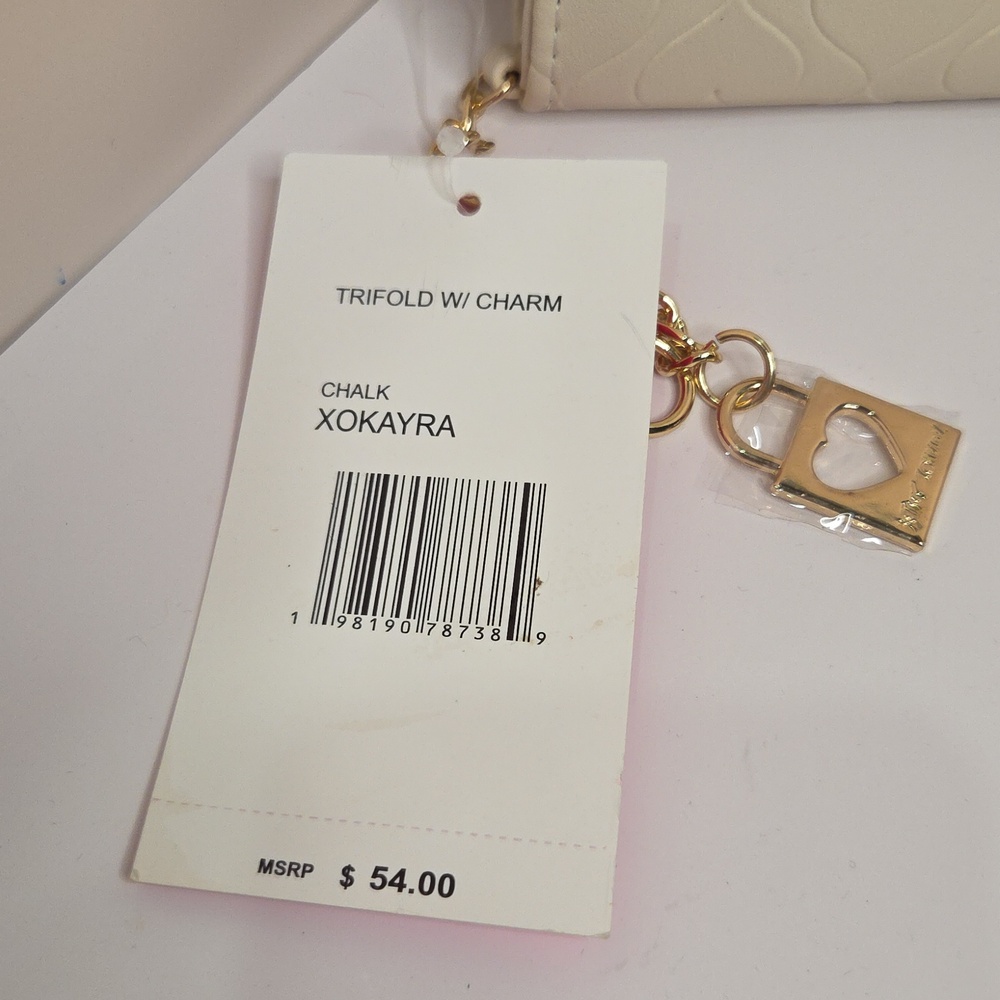 🤍🔹️Betsey Johnson 🔹️chalk Quilted Heart Zip Trifold Wallet XOKAYRA - Picture 3 of 9